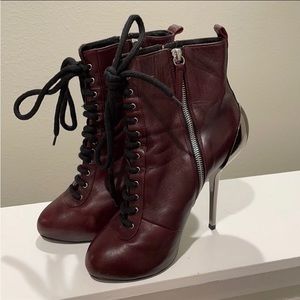Authentic Giuseppe Zanotti
Pinot Nana 105 Lace with Metallic Mirrored Booties